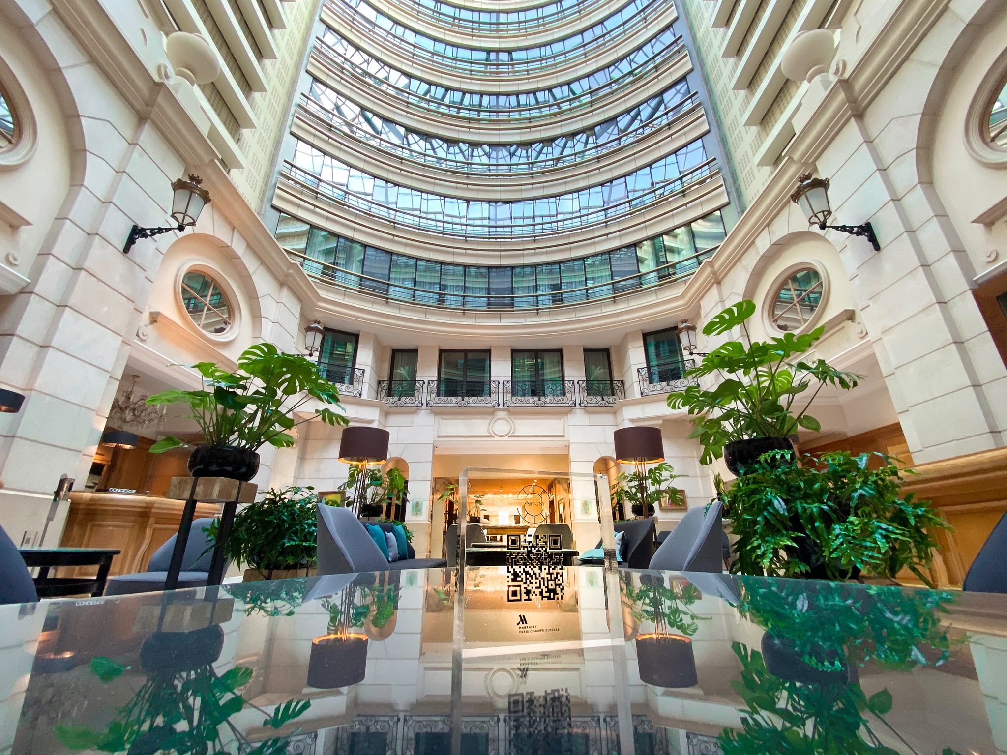 Atrium du Marriott Champs-Élysées avec le QR code Kasdal